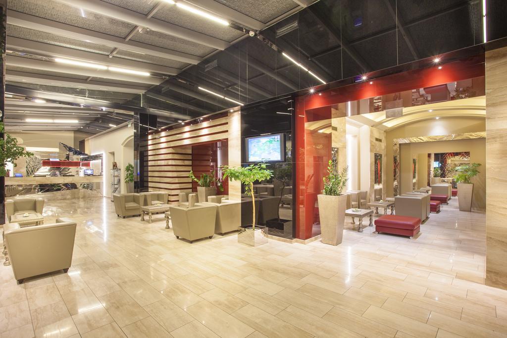 Grandior Hotel Praga Esterno foto Interior of the airport