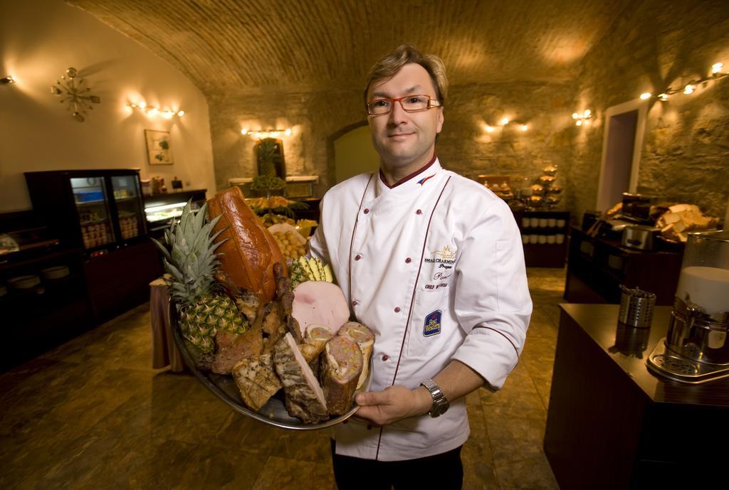 Grandior Hotel Praga Esterno foto Chef in a restaurant