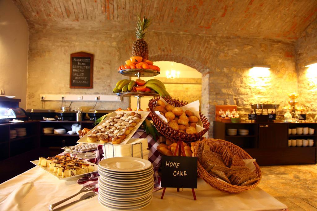 Grandior Hotel Praga Esterno foto Breakfast buffet at the hotel